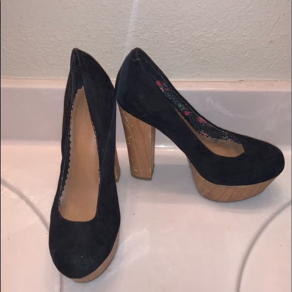 Shoes - Picture 2 of 8